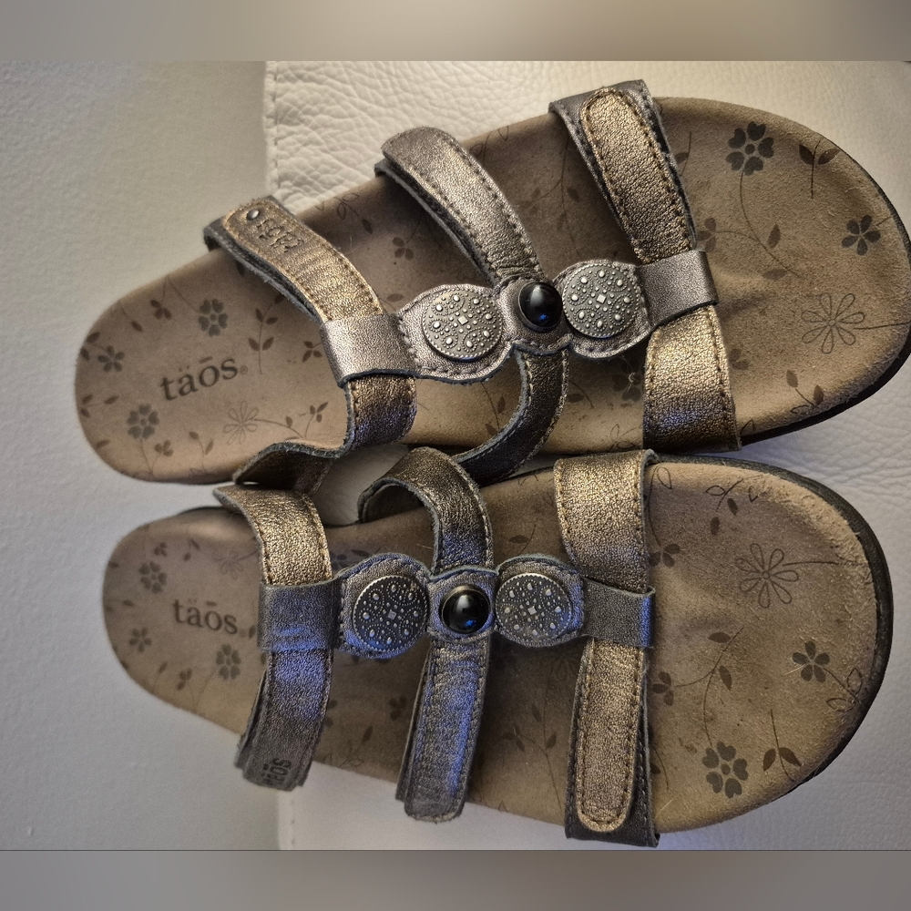 Taos Metallic Bronze Leather Slip On Sandal. Sz.37